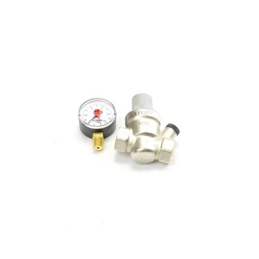 Regulator ciśnienia wersja skośna z manometrem 533251 CALEFFI